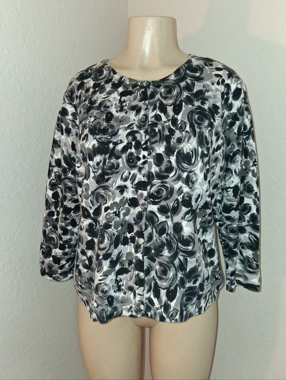 NOTATIONS BLACK, GRAY, & WHITE FLORAL BUTTON UP SWEATER SZ XLG